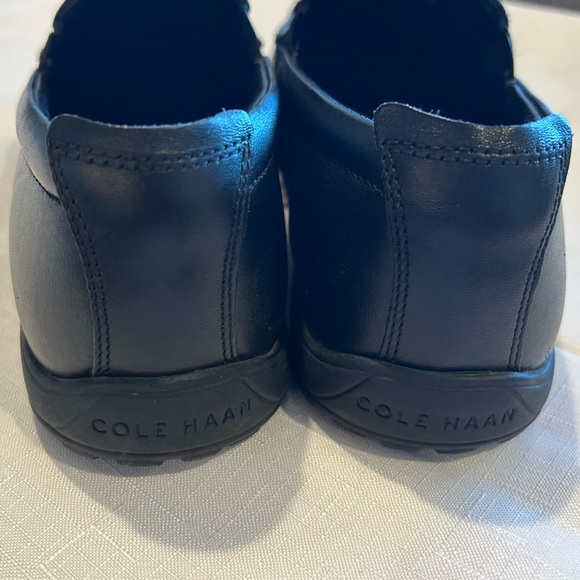Cole Haan Black slip-on leather shoes. Size 10 Medium. Lightweight. - Picture 4 of 6